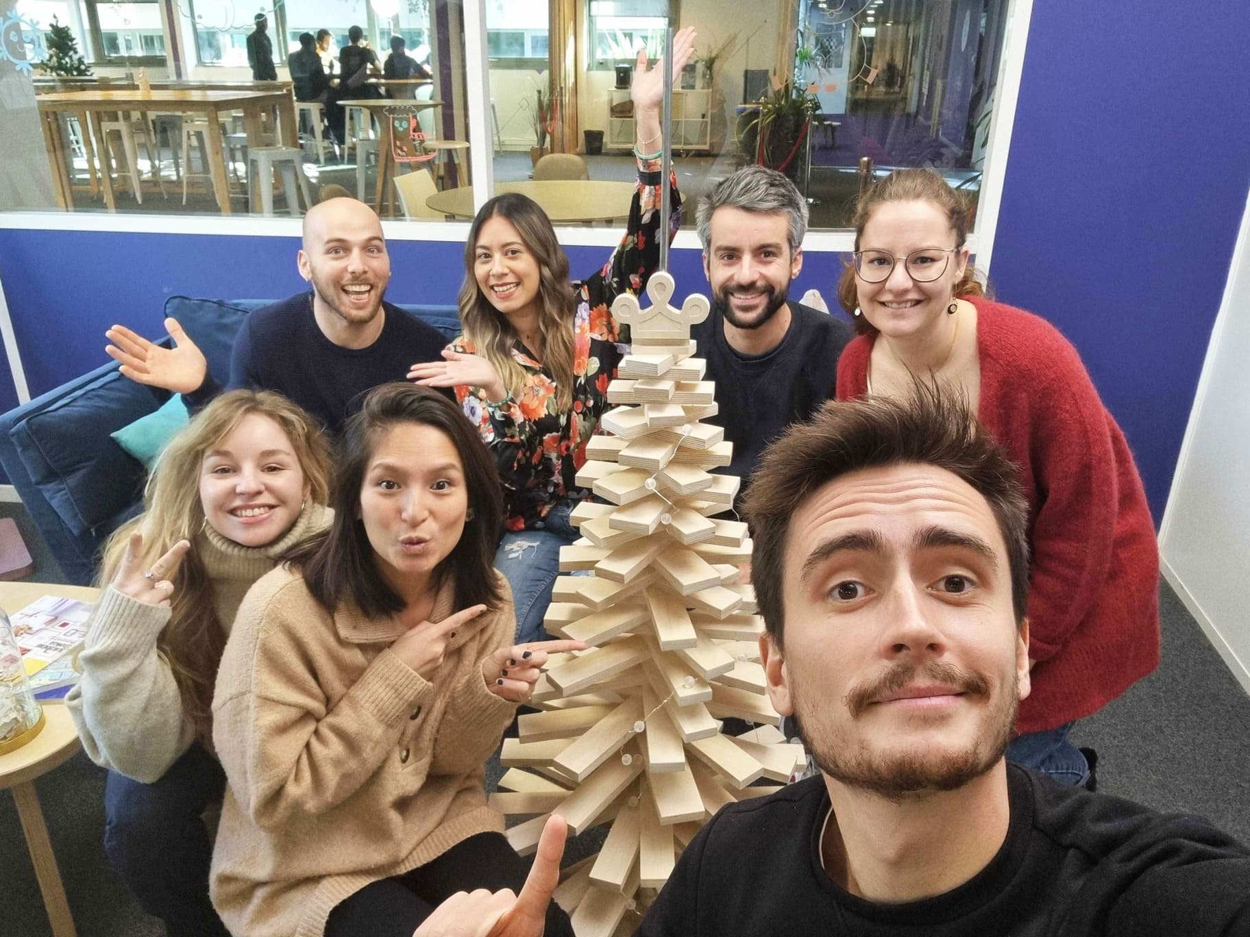 L'équipe LOUIS autour du sapin en bois fabriqué avec des chutes de bois.
