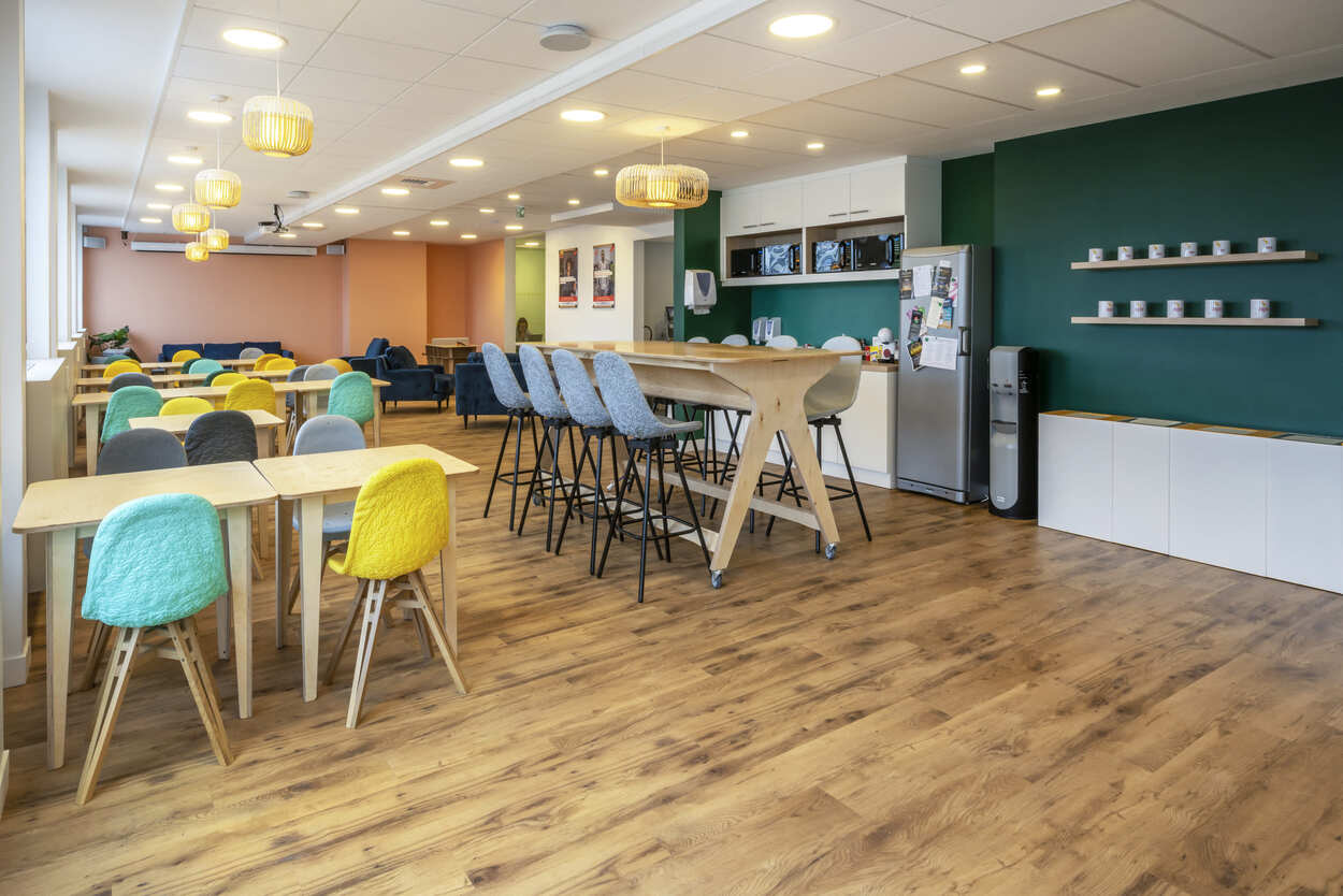 Espace de travail professionnel en open space.