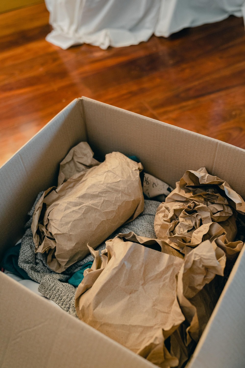 Cartons de déménagement avec des affaires emballées dans du papier écologique.