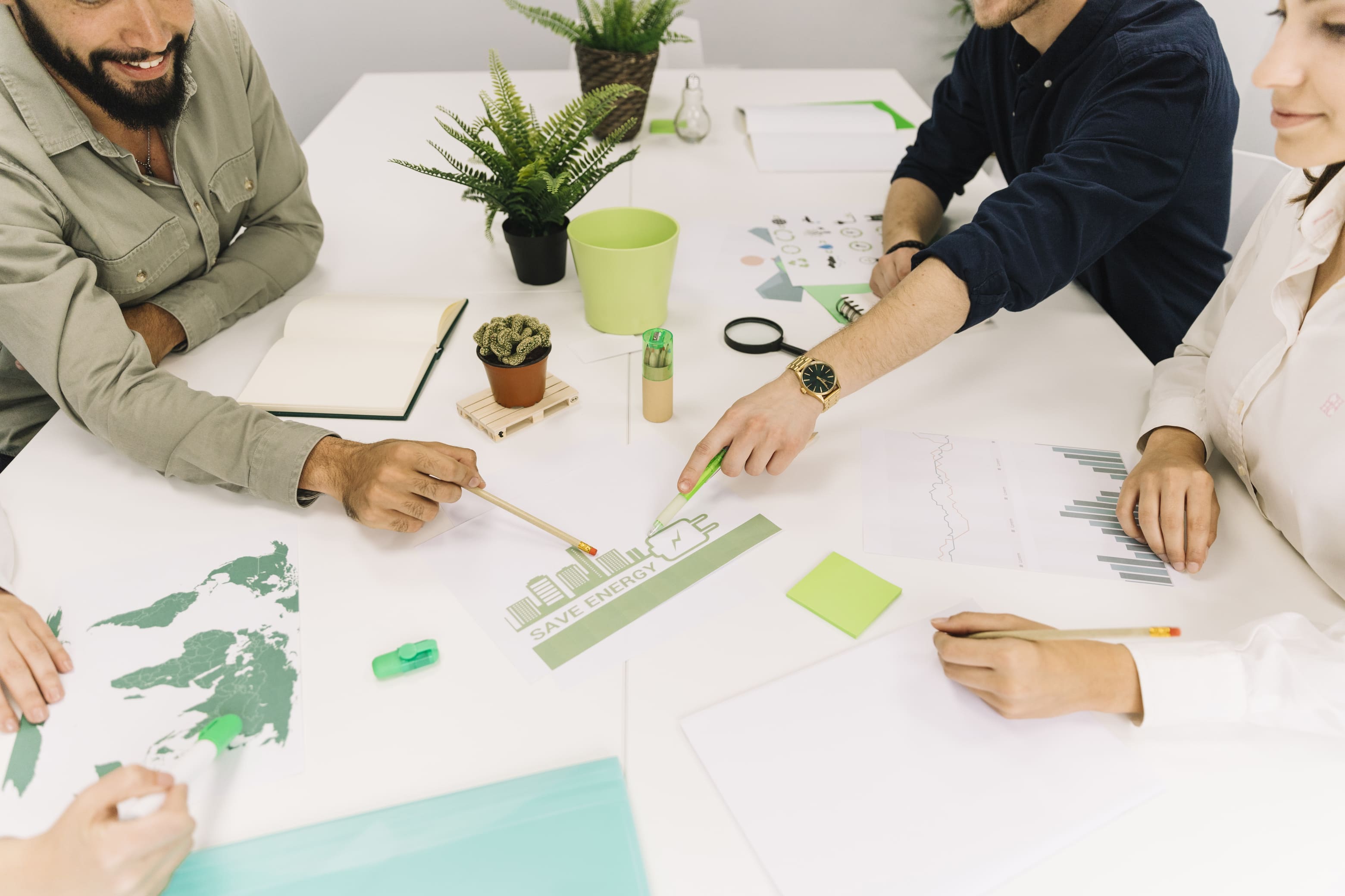 Quatre collaborateurs travaillent sur une table sur le développement d'une stratégie RSE.