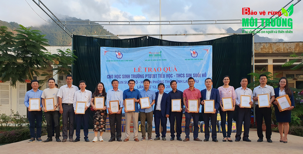 Đại diện công ty Botania cùng các nhà tại trợ khác tại chương trình từ thiện