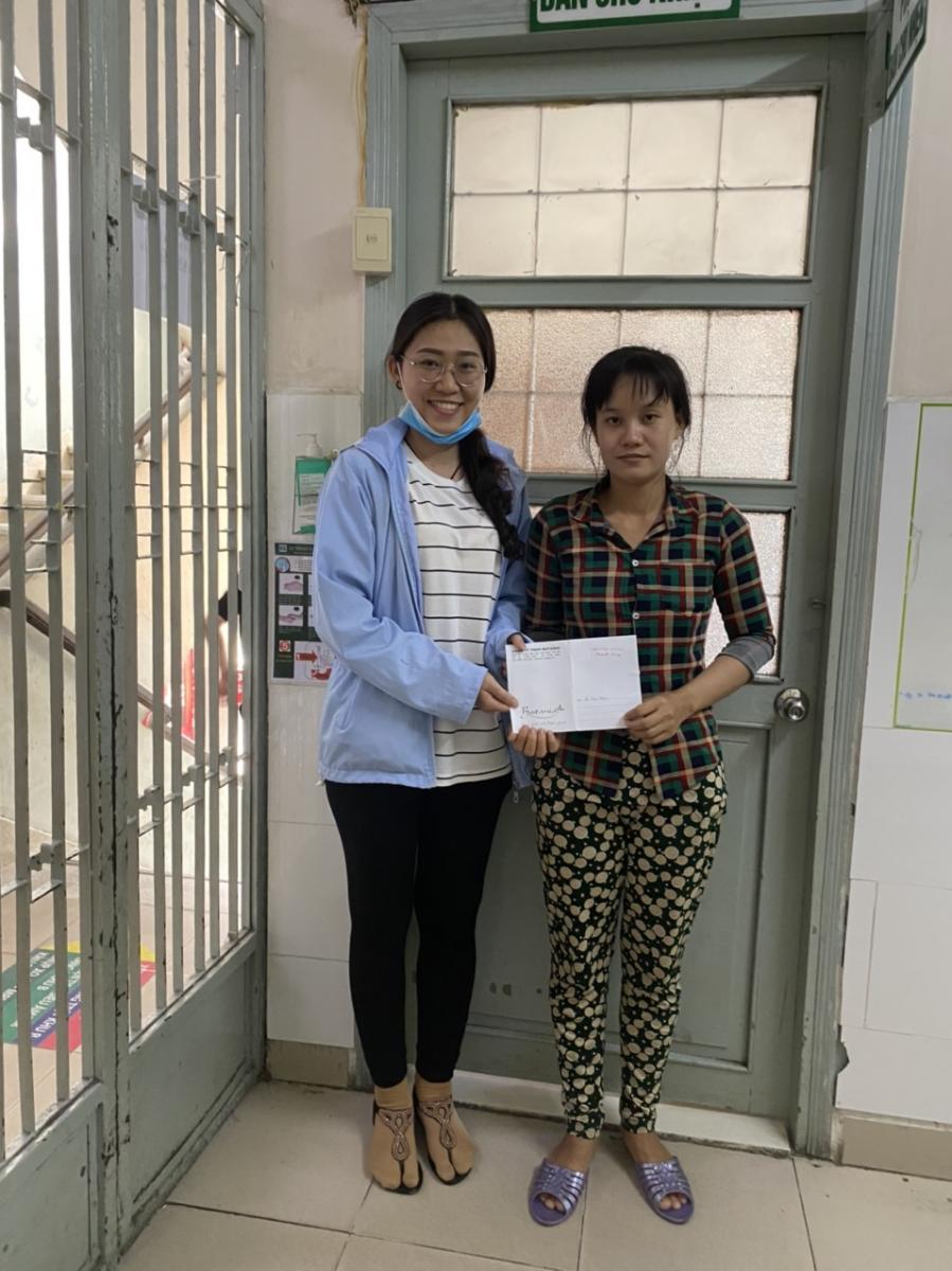 Đại diện công ty Botania trao quà cho chị Nhung