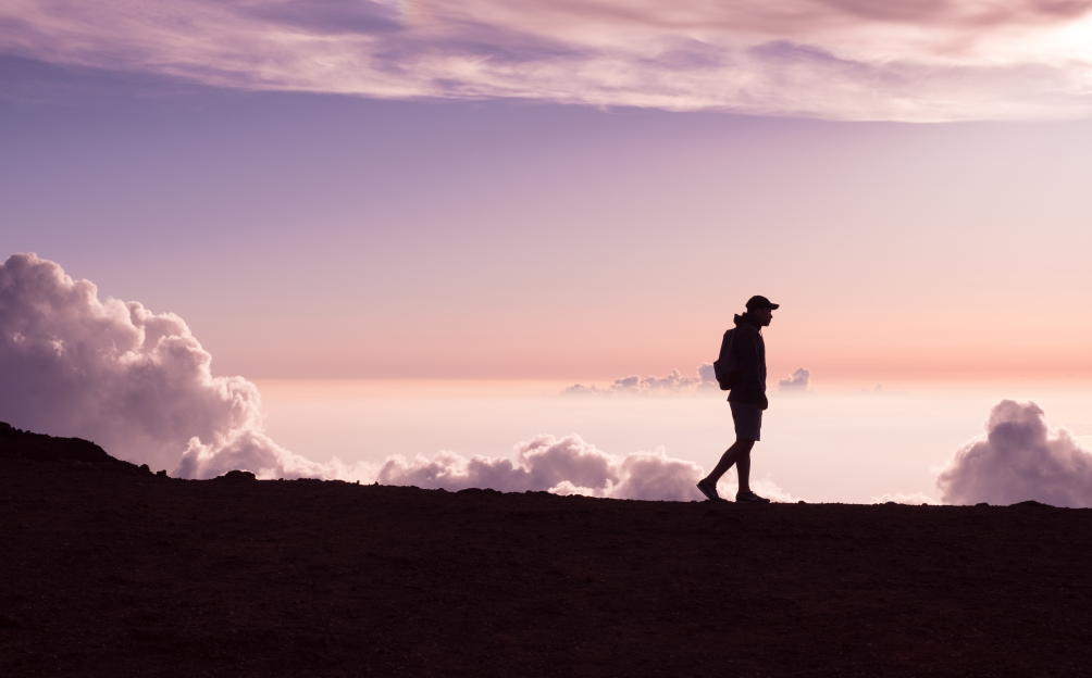 Homme qui se balade dans la nature, en altitude