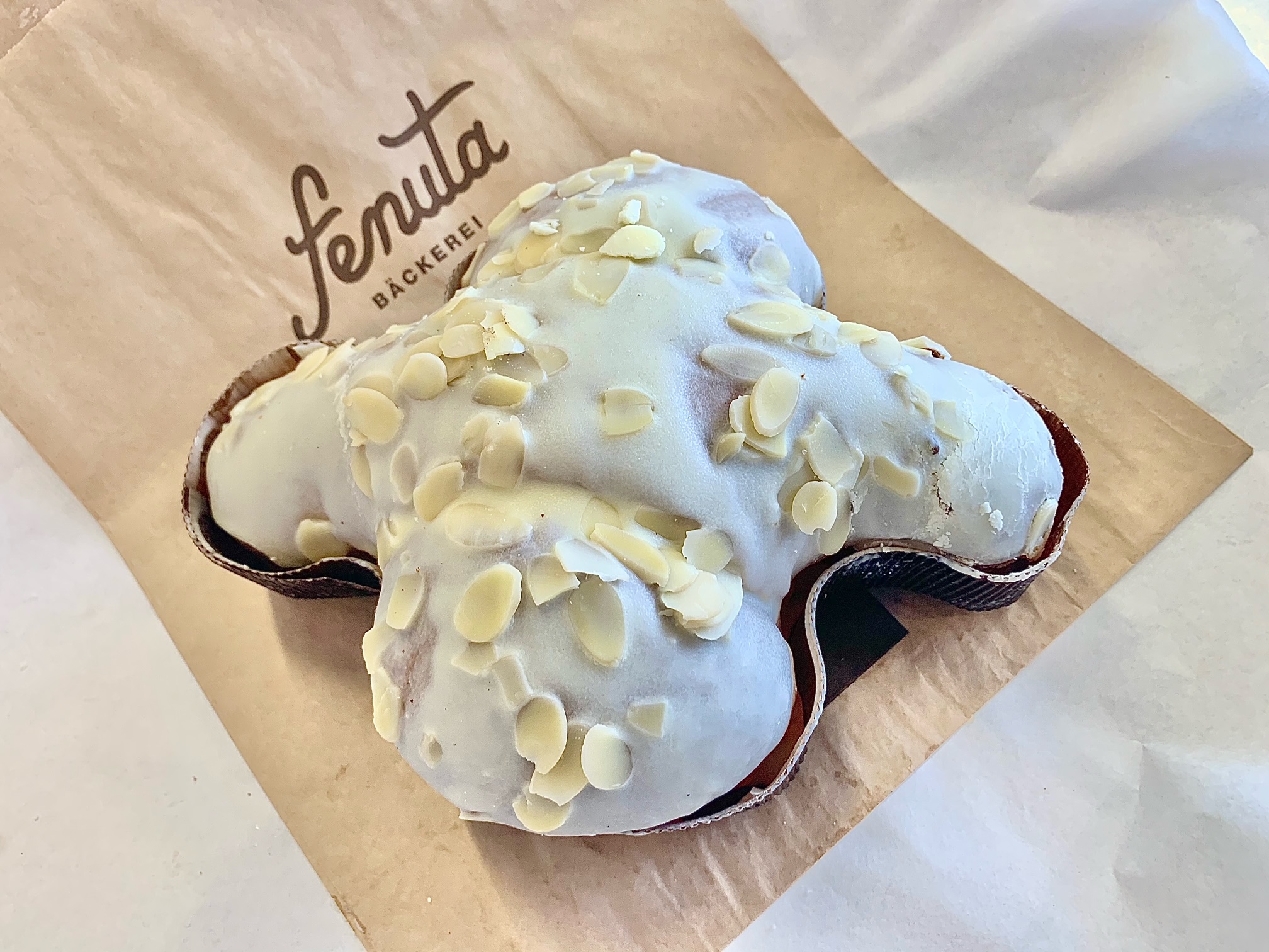 La Colomba Weisse Schokolade für Ostern erhältlich in der Bäckerei Fenuta