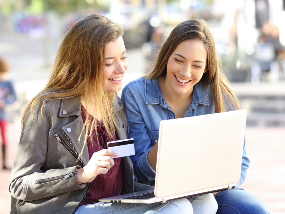 Adolescentes avec une carte bancaire