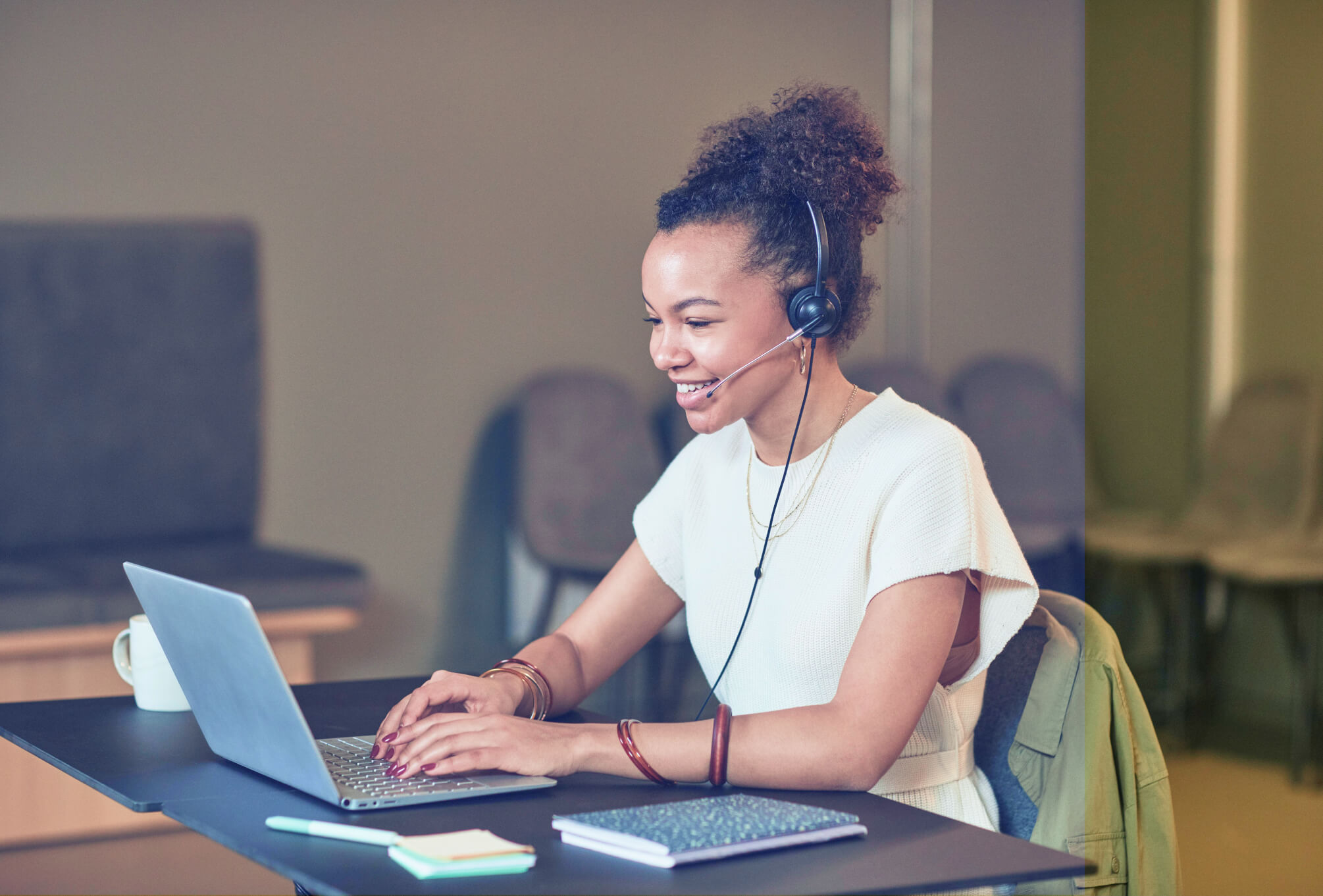 A women with laptop in a call-center