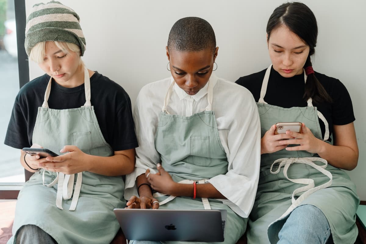 employees using mobile retail communications
