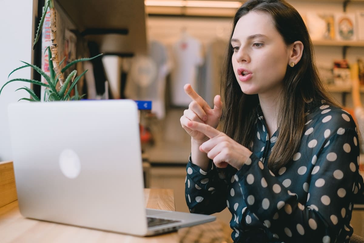retail manager using retail communications on laptop