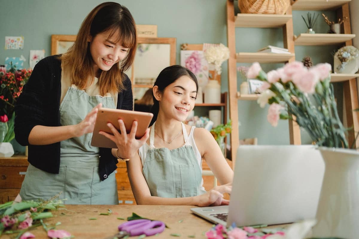 retail employees using retail technology