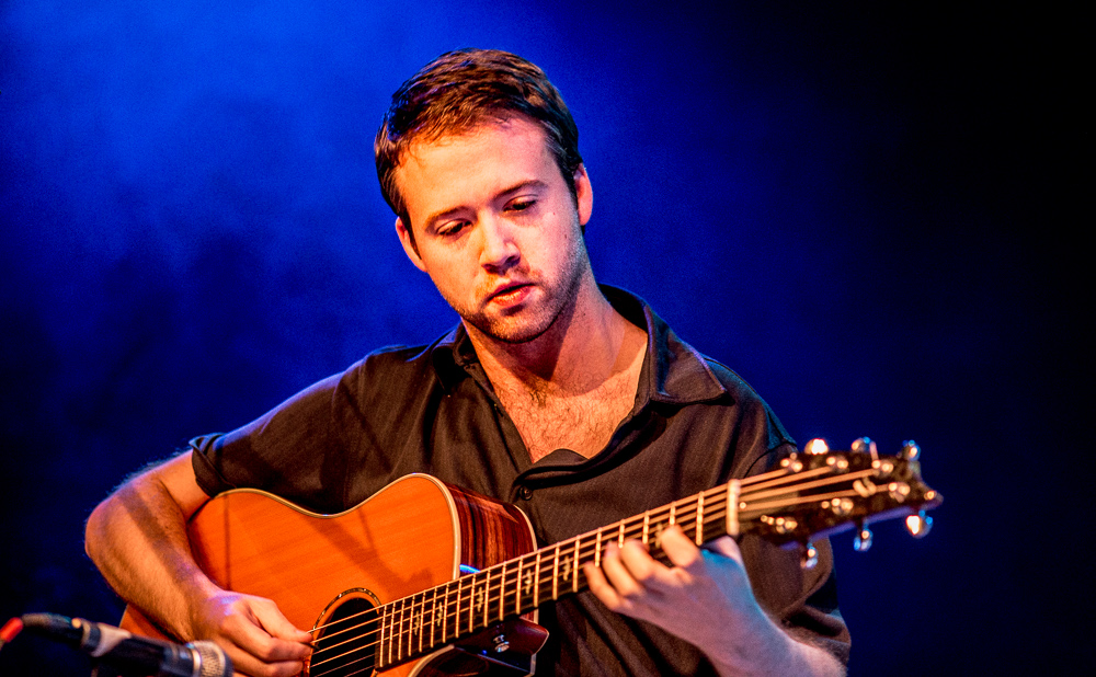 Le Caoimhín Ó Fearghail (trí Zoom)