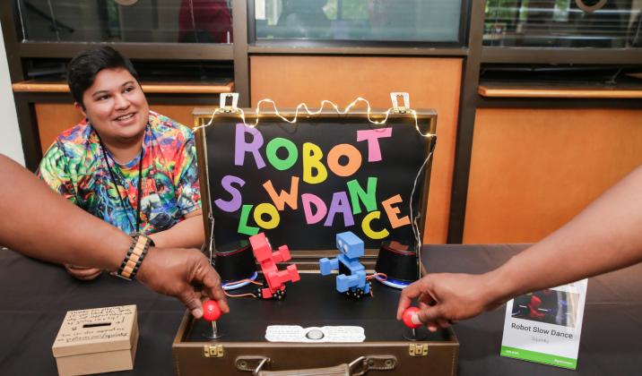 Squinky showcasing their game Robot Slowdance