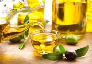 Cách làm bùa nghe lời tại nhà từ nến và dầu ô liu
