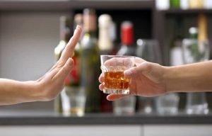 Tránh đồ uống có cồn và cafein giúp giảm thiểu khô âm đạo