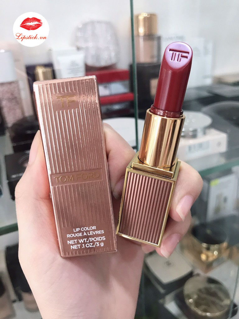 Son Tom Ford Scarlet Rouge 16 nổi bật với lớp son mịn màng như bơ khi bôi trên môi