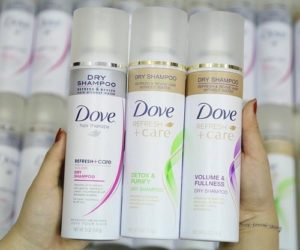 4. Dầu gội khô Dove Refresh + Care – Giúp tóc bồng bềnh, sạch thoáng, không để lại cặn trắng