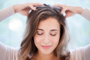 1. Massage da đầu bằng tinh dầu bưởi mọc tóc