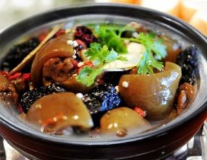 Chân chó hầm thuốc bắc – món ăn lợi sữa các mẹ nên tham khảo