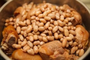 Món ăn lợi sữa sau sinh mổ - Chân giò hầm lạc (móng heo)