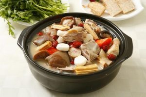 Món ăn nhiều sữa cho bà đẻ - Thịt dê hầm đương quy