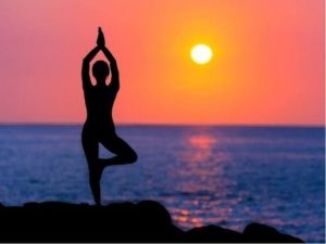 4.Yoga tăng vòng 1 bằng tư thế cái cây