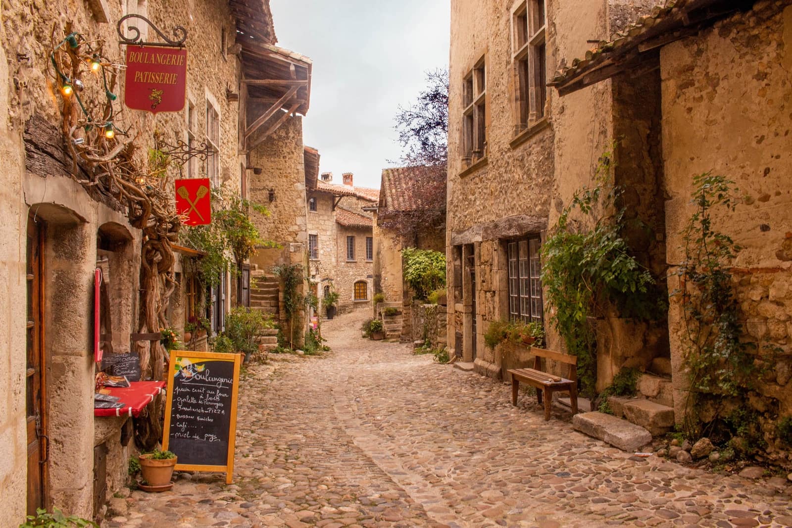 Top 10 des spots à visiter de Pérouges au Bugey