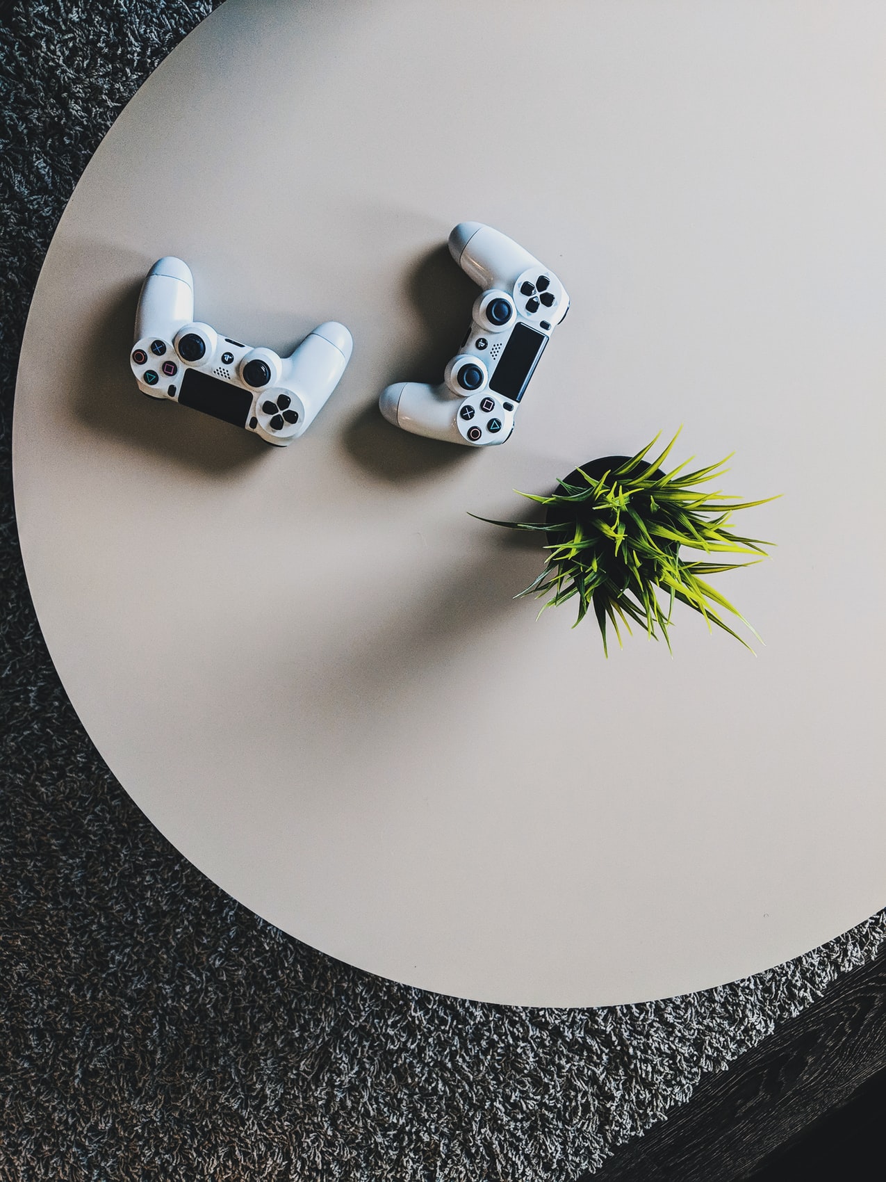 spelkonsoler på runt bord