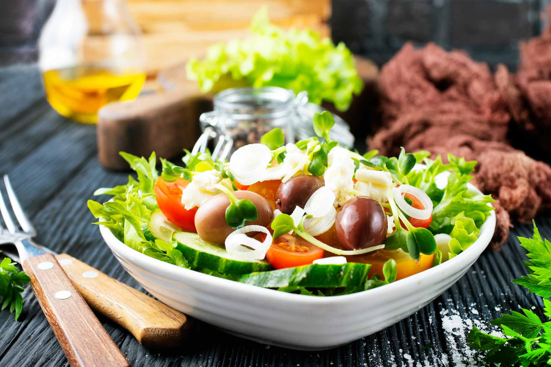 Salata od raznog povrća u bijelom tanjuru