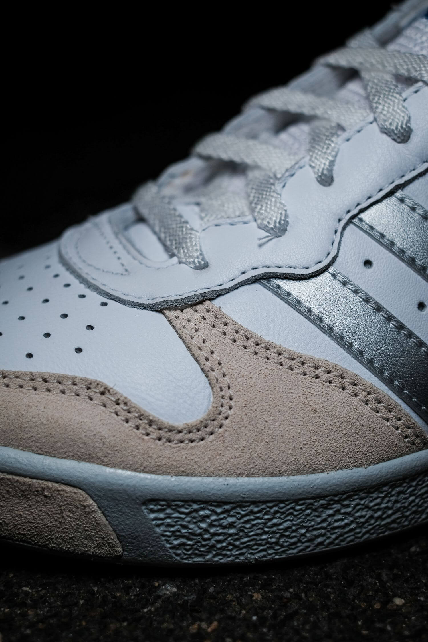 toe box details - adidas - G.S. - cloud white/silver metallic/wonder white - H01818