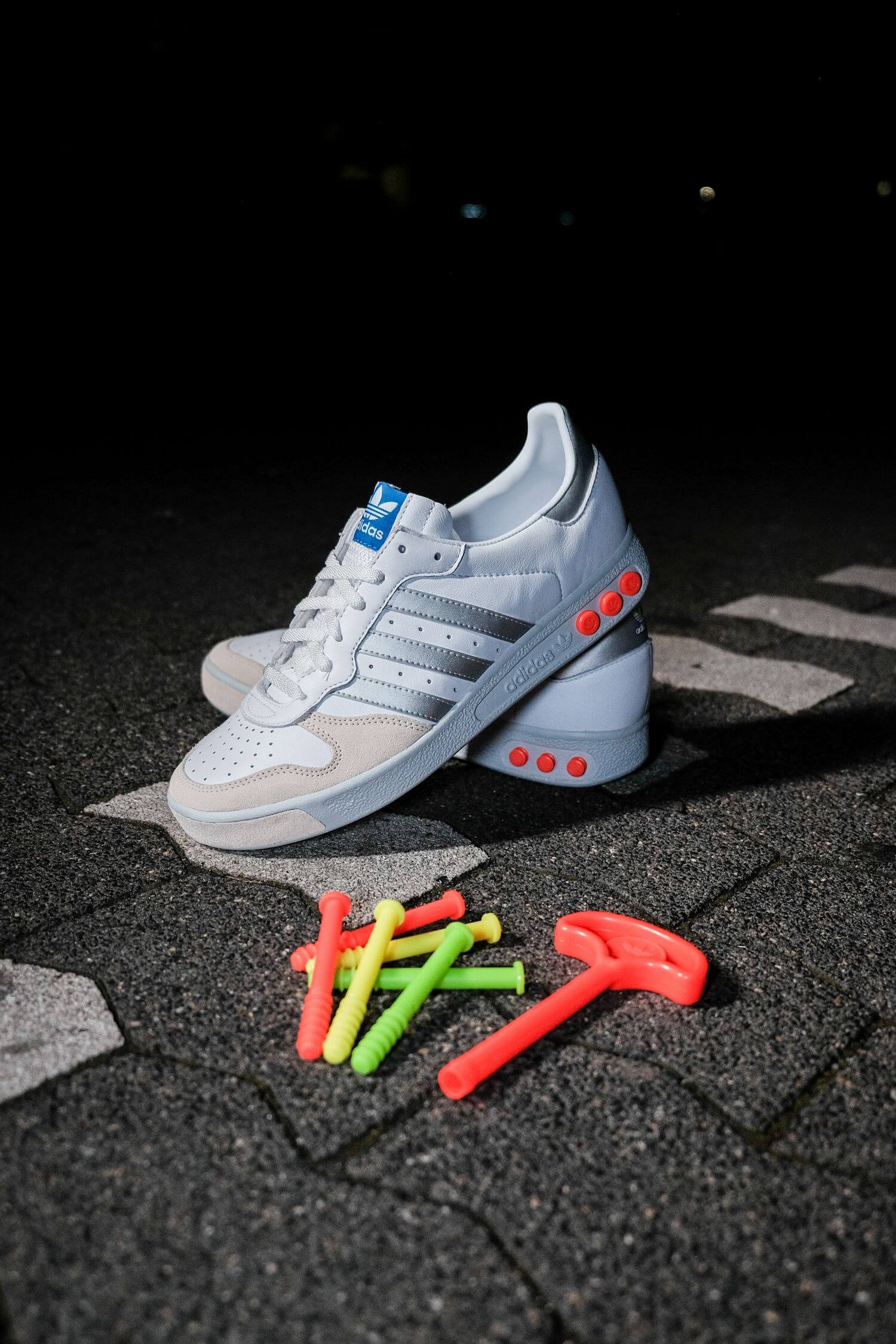 adidas - G.S. - cloud white/silver metallic/wonder white - H01818 mit neonfarbenen Bolzen und Bolzenwerkzeug