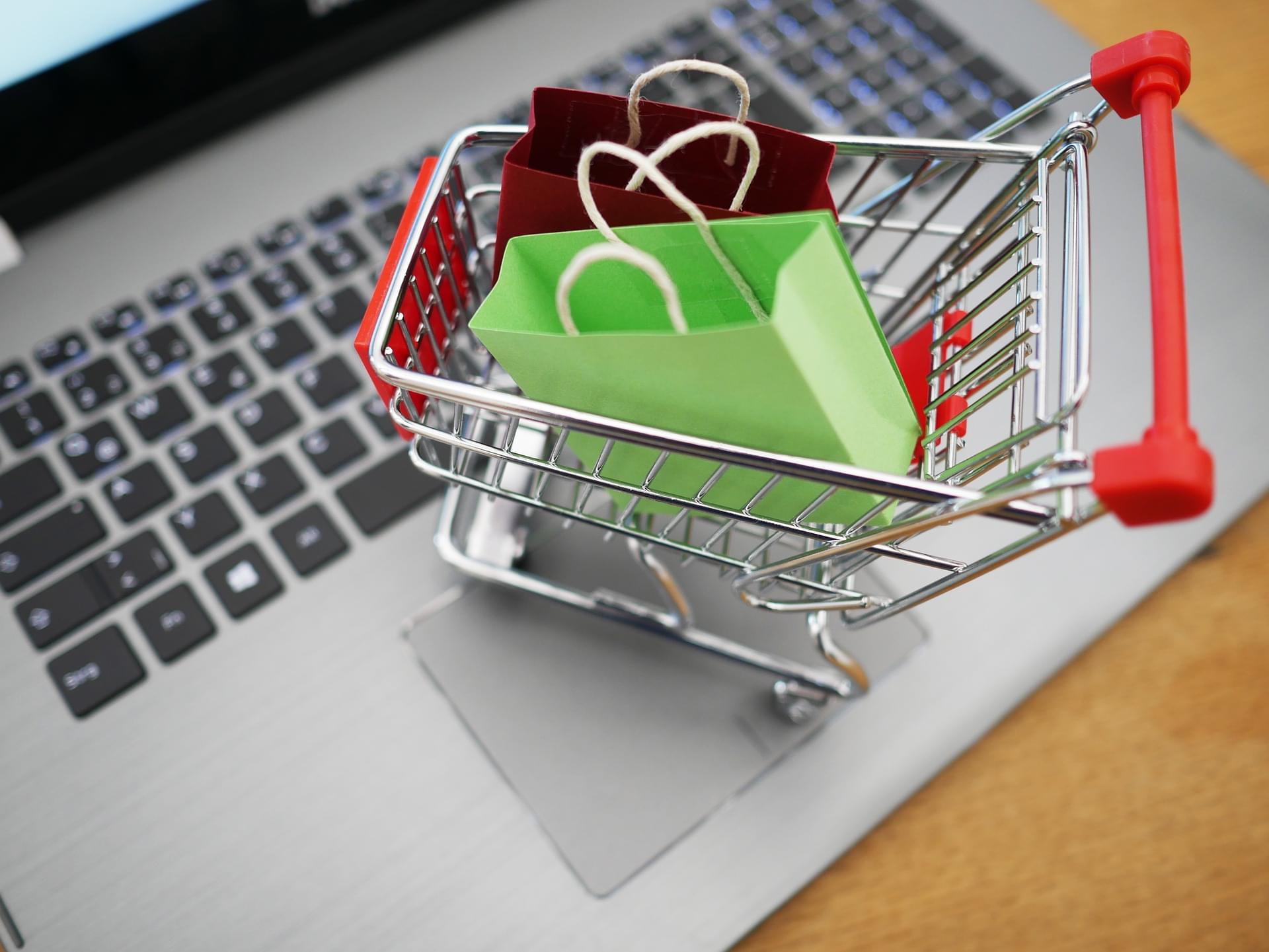 Shopping Cart auf Laptop