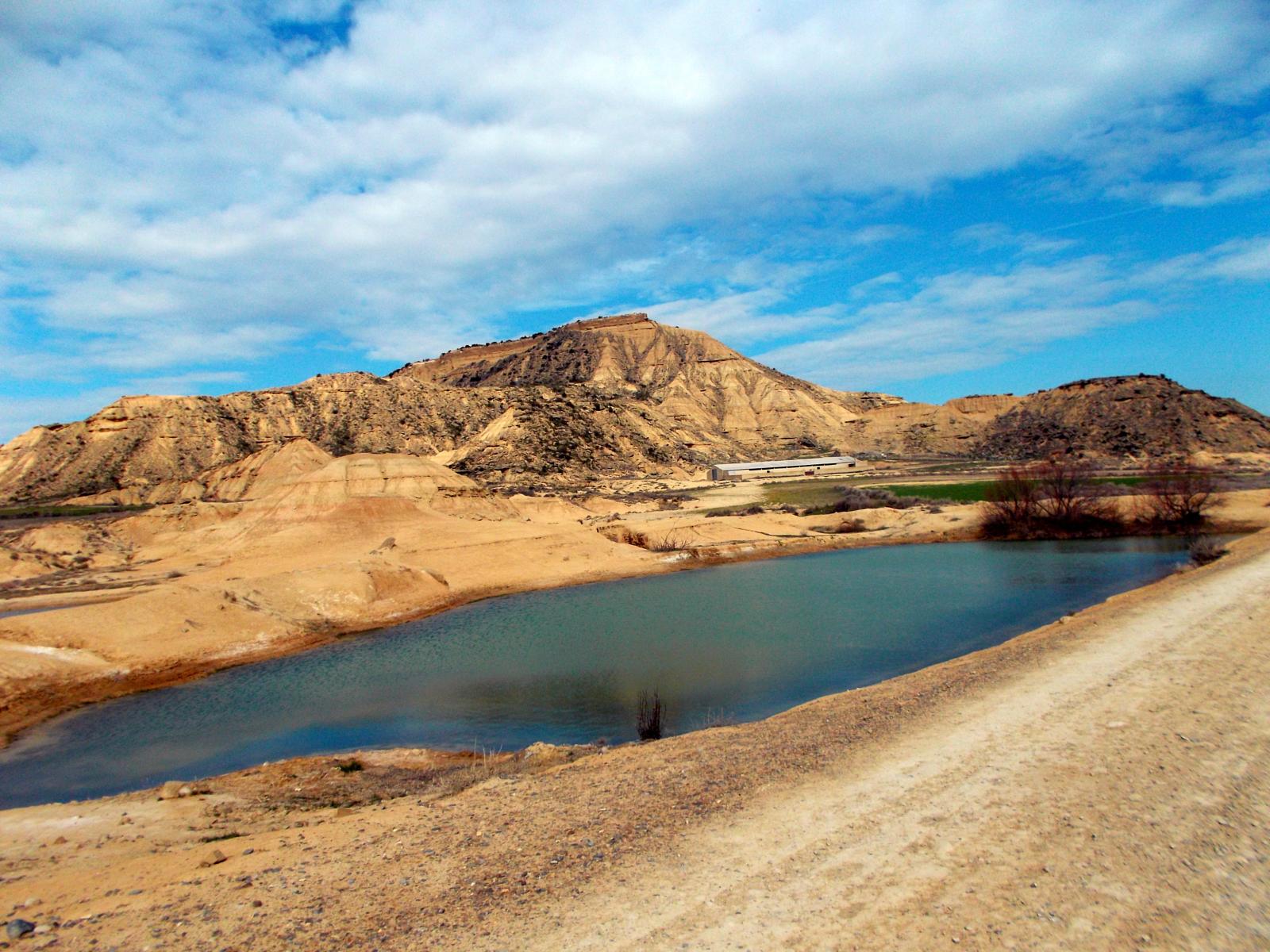 Embalse El ferial en verano de la Bardena Blanca