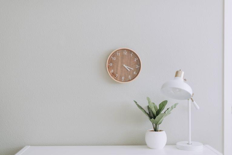 minimalist desk