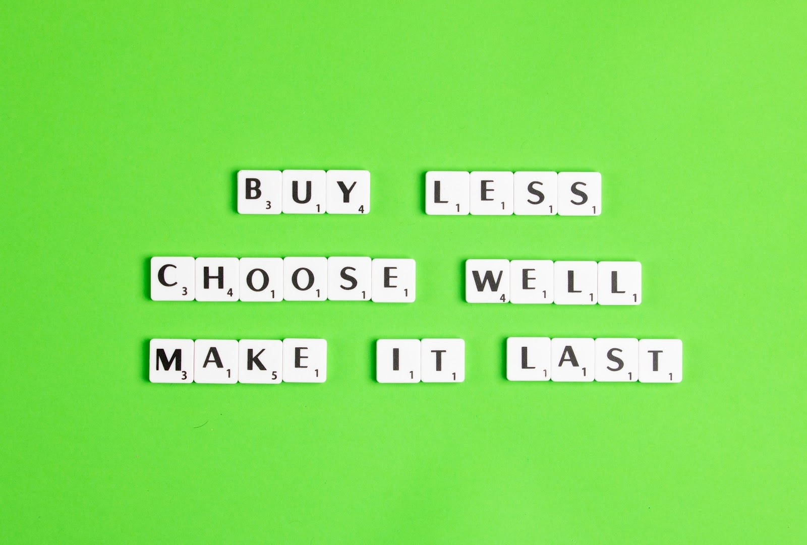 Fond vert avec les mots "Buy Less, Choose Well, Make it Last"
