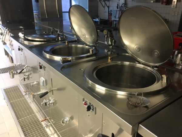 What are the risks of an unclean kitchen?
