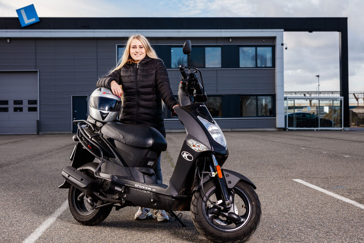 Vrouw met scooter Peter Jansen