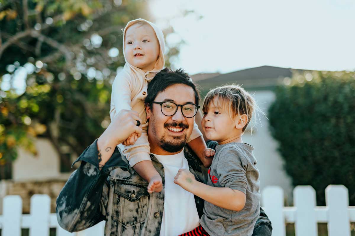 Ein Familienvater mit seinen Kindern
