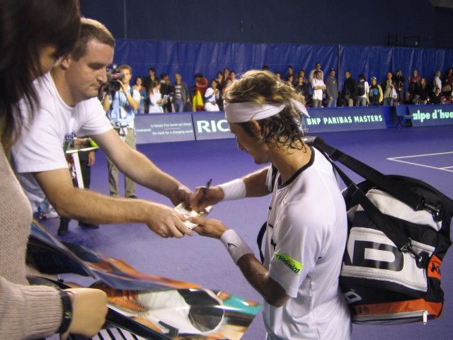 Tennisstar beim Autogrammkarten schreiben - Quelle Envato