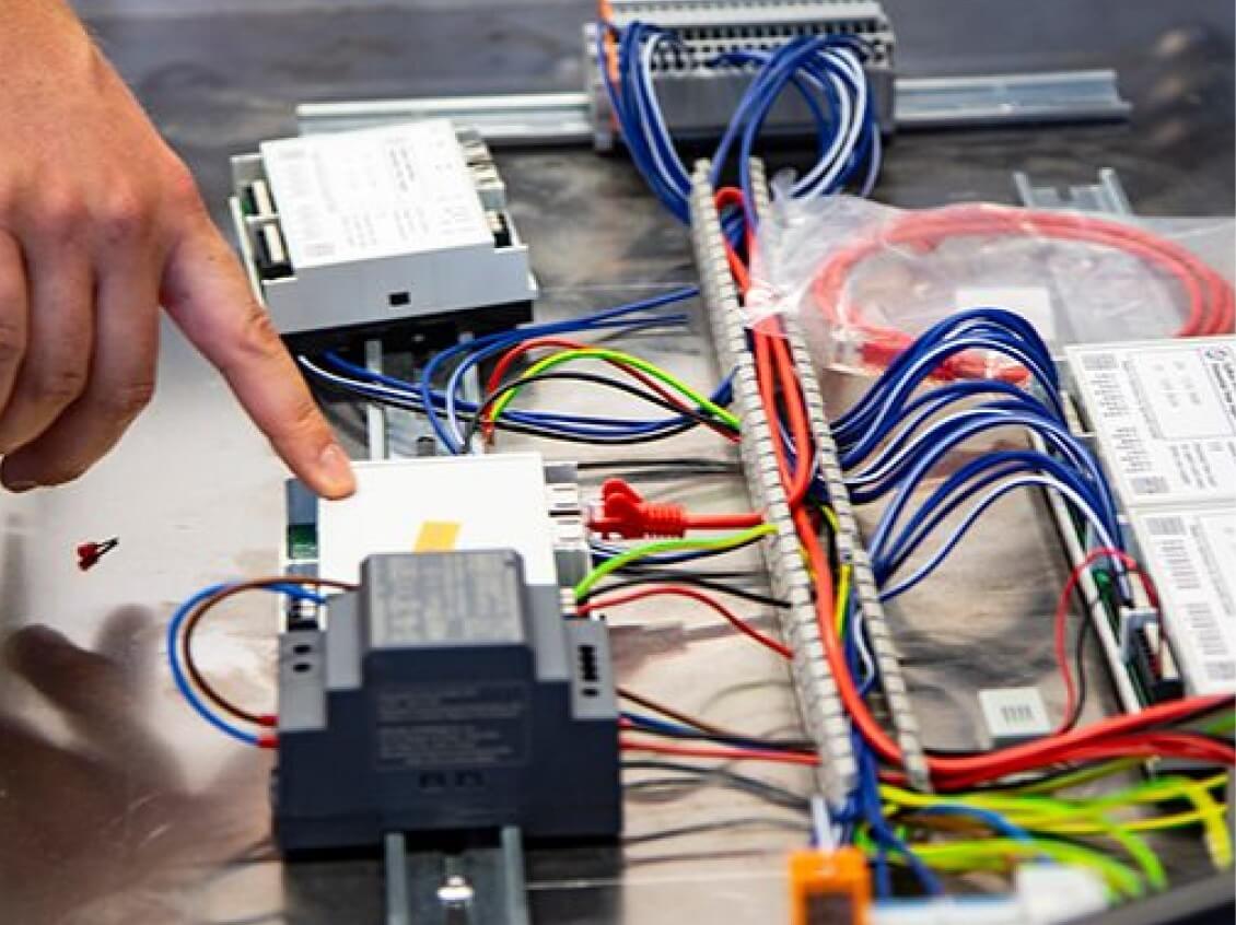 Electrical wires from Lynatox air purifier