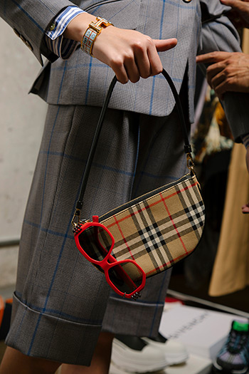 El Libro Amarillo - lentes Givenchy _ bolso Burberry