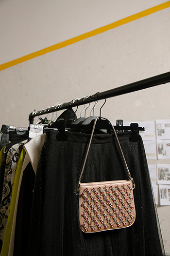 El Libro Amarillo - bolso Miu Miu _ falda AllSaints