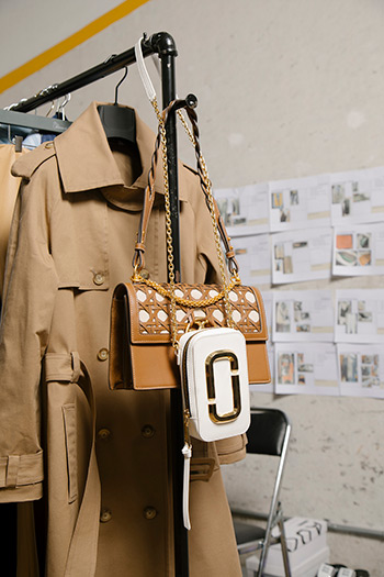 El Libro Amarillo - gabardina Fendi _ bolso café Tory Burch _ bolso blanco Marc Jacobs