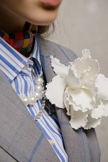 El Libro Amarillo - flor Raquel Orozco _ collar de perlas Suarez _cadena Louis Vuitton
