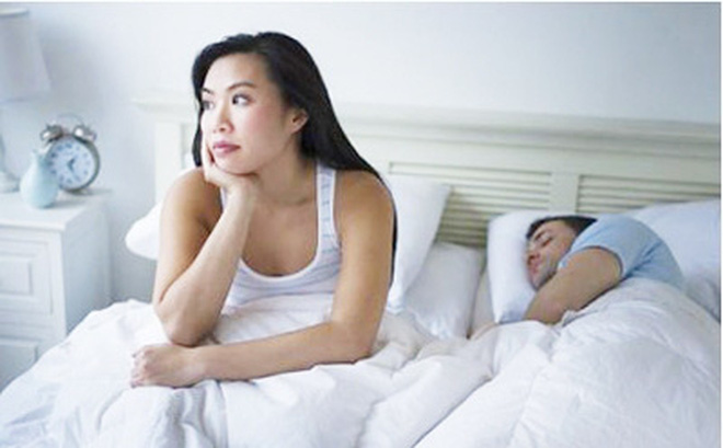 Đang hừng hực chuyện gối chăn, sau khi có 2 con lại nguôi lạnh, trơ như gỗ đá - 1