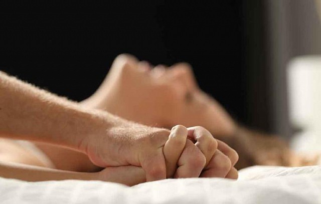 Làm điều đơn giản này mỗi đêm để chốn phòng the không bao giờ 'nguội lửa'