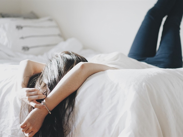Giật mình ngó lại đời sống gối chăn vì câu chuyện 'áo mưa'