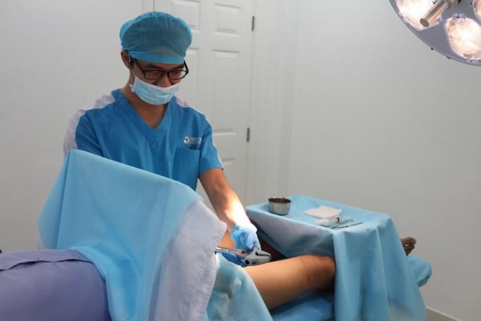 Tai nạn phòng the khiến bác sĩ cũng phải 'vã mồ hôi': Mắc kẹt vì dùng đai ốc để thủ dâm và hàng loạt chiêu quái đản để tăng cực khoái của phái mạnh - 1
