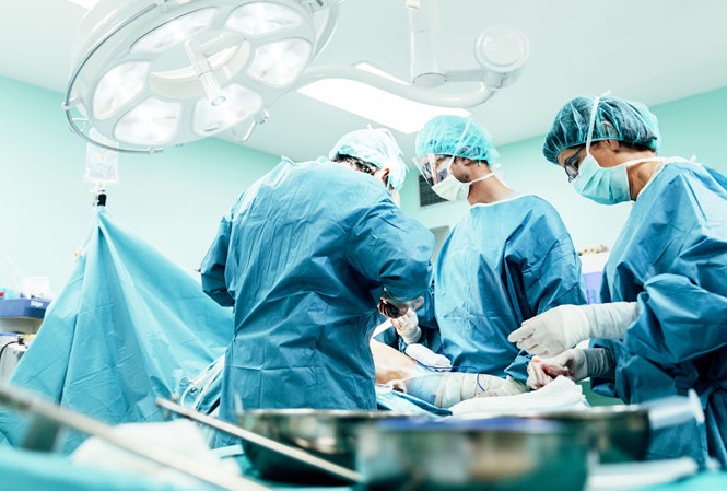 10 năm sau khi cắt cụt 'cậu nhỏ', chàng trai mừng rơi nước mắt được 'nối lại'