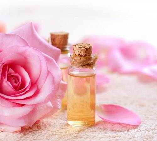 Nước hoa hồng giúp làm sạch da và dưỡng ẩm cho da