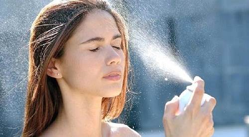 Cách chăm sóc da mặt hàng ngày bằng xịt khoáng dưỡng ẩm
