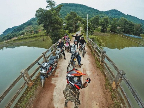 du khách đi phượt xe máy đến núi hàm lơn